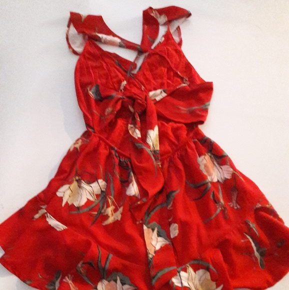 WHO I AM Aura Red Floral Romper Playsuit sx 6 - Picture 4 of 5